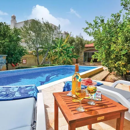 Villa Sleeps 6 Air Con Wifi *