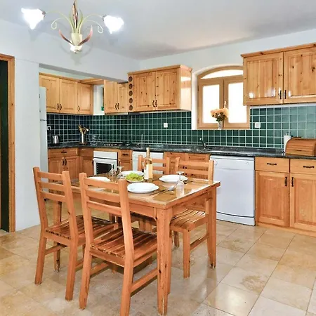 Sleeps 6 Air Con Wifi